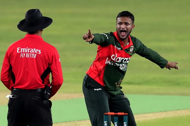 বোলিংয়ে বড় দুটি রেকর্ড ছুঁয়েছেন সাকিব আল হাসান।