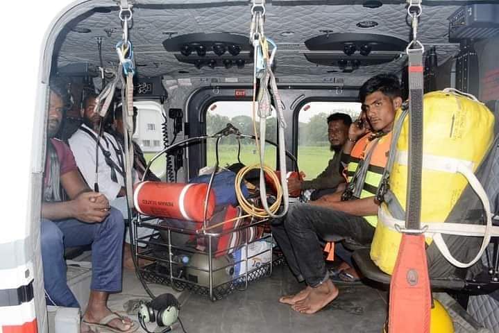 নাবিকদের উদ্ধার করে নিয়ে যাচ্ছে বিমানবাহিনী