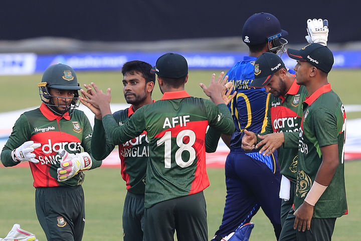 মিরাজ নিয়েছেন ৪ উইকেট।