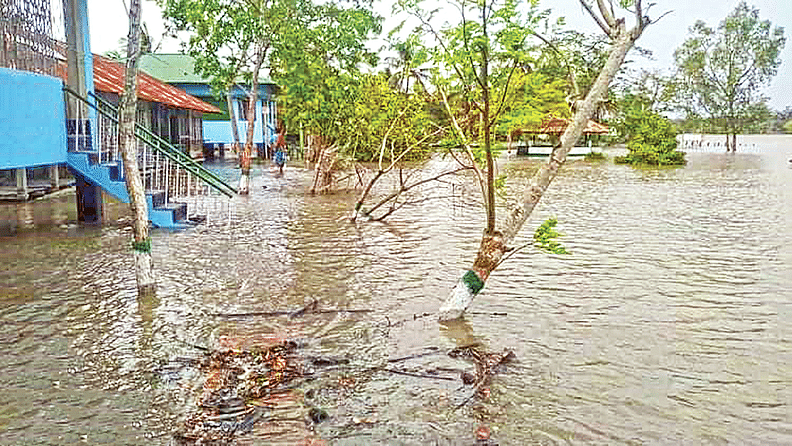 কালাবগী বন ফাঁড়ি জোয়ারের পানিতে ডুবে গেছে। মাটির রাস্তা ডুবে গিয়ে ফাঁড়িটি ঘাটের সঙ্গে বিচ্ছিন্ন হয়েছে। গতকাল খুলনার কালাবগী এলাকায়