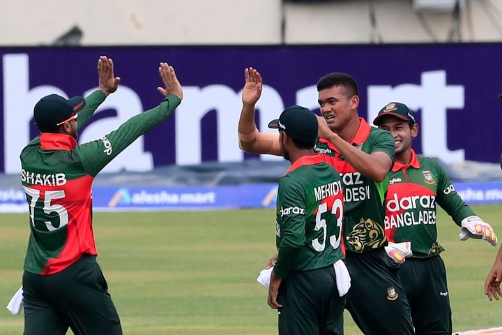নিজের এক ওভারে ২ উইকেট নিয়ে বাংলাদেশকে খেলায় ফেরান তাসকিন।