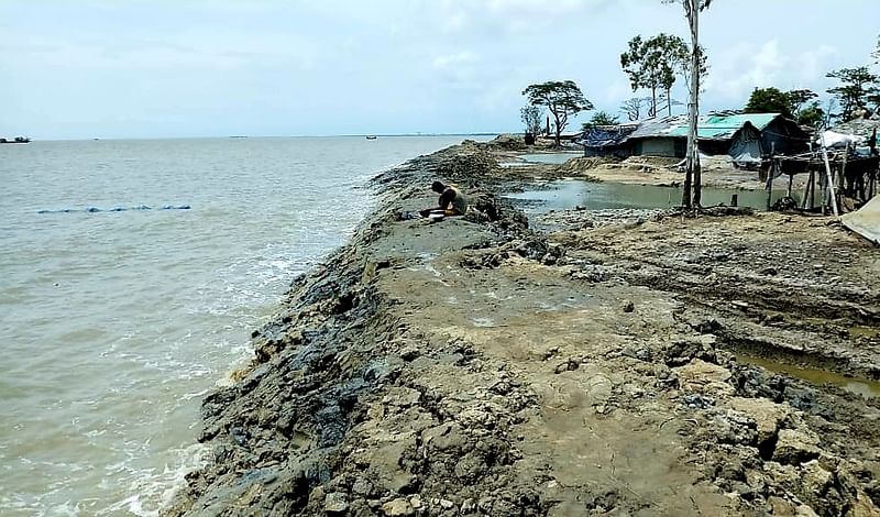 সাগরদ্বীপ কুতুবদিয়ার বড় সমস্যা বেড়িবাঁধ। পূর্ণিমার জোয়ারের ধাক্কায় বিলীন হচ্ছে নবনির্মিত বেড়িবাঁধ। উপজেলার আলী আকবরডেইলে