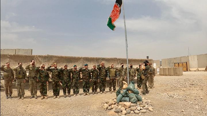 আফগানিস্তানের একটি সামরিক ঘাঁটির দায়িত্ব আফগান প্রতিরক্ষা বাহিনীর হাতে হস্তান্তর করেন মার্কিন সেনারা। গত ২ মে হেলমান্দ প্রদেশে। 