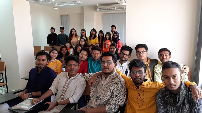 প্রি ইউনিভার্সিটি কোর্সে অংশ নেওয়া শিক্ষার্থীরা