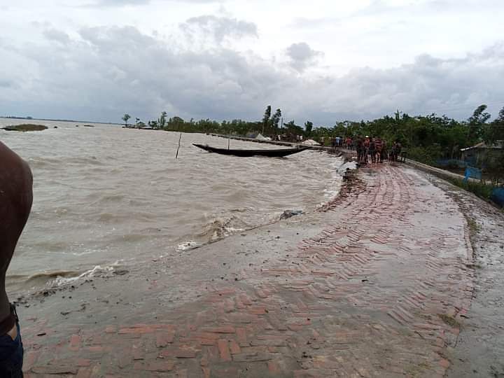 পাইকগাছার গড়াইখালী এলাকার শিবসা নদীর পানি। মঙ্গলবার দুপুরে