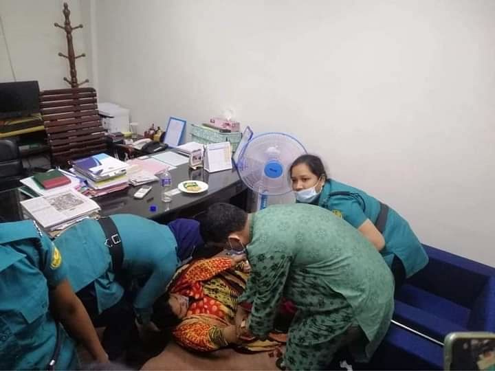 স্বাস্থ্য মন্ত্রণালয়ের ভেতরে দীর্ঘ সময় আটকে রাখার একপর্যায়ে অসুস্থ হয়ে পড়ে যান রোজিনা ইসলাম।