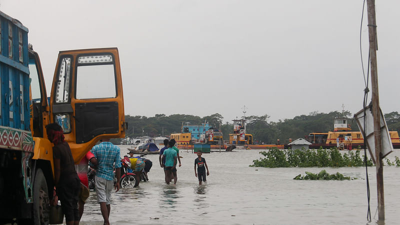 পূর্ণিমা ও ঘূর্ণিঝড় ইয়াসের প্রভাবে জোয়ারের পানিতে ডুবে গেছে পটুয়াখালীর গলাচিপার ফেরির গ্যাংওয়ে ও সংযোগ সড়ক। ছবি: সাইয়ান