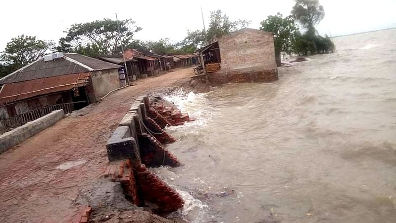 পাইকগাছার গড়াইখালী এলাকার শিবসা নদীর পানি। মঙ্গলবার দুপুরে