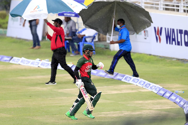 বৃষ্টির হাত থেকে বাঁচতে ছুটছেন মুশফিক।