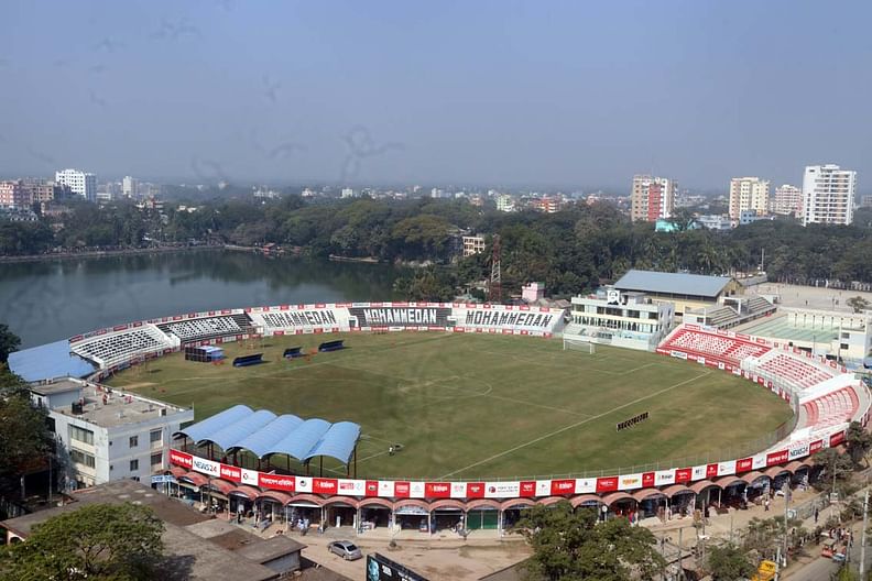 একপাশে কুমিল্লা শহীদ ধীরেন্দ্র নাথ দত্ত স্টেডিয়াম, আরেক পাশে নৈসর্গিক ধর্মসাগর দিঘি। শহরের প্রাণকেন্দ্র কান্দিরপাড়ে