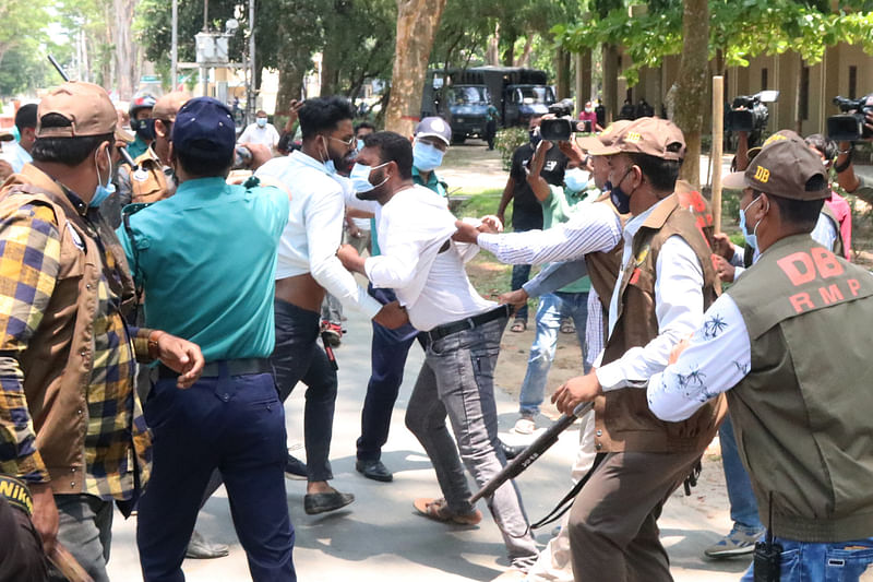 নিয়োগকে ঘিরে মহানগর ছাত্রলীগের সঙ্গে বিশ্ববিদ্যালয় ছাত্রলীগ ও কর্মকর্তা–কর্মচারীদের সংঘর্ষ হয়। ছবিটি বৃহস্পতিবার দুপুর সাড়ে ১২টার দিকে ক্যাম্পাস থেকে তোলা