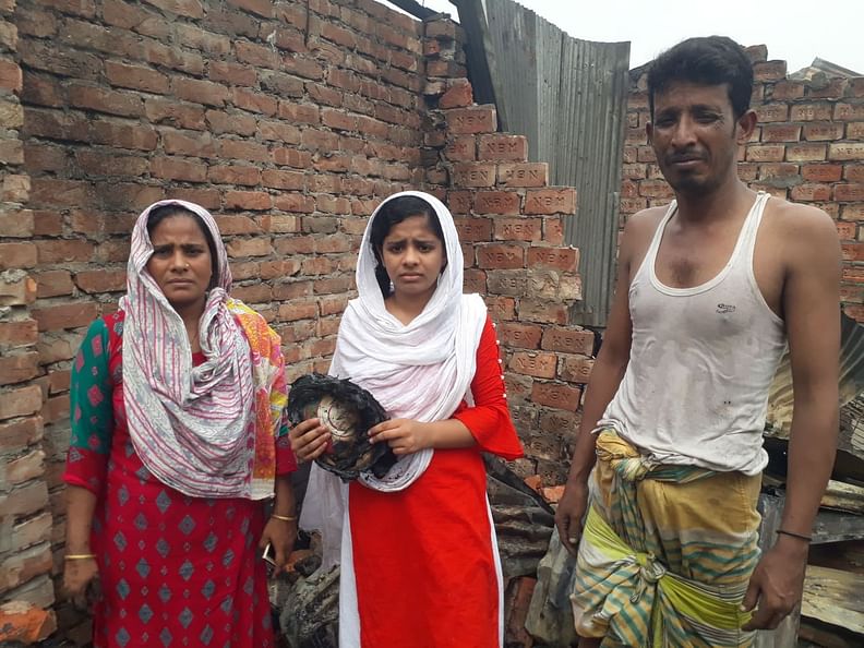 মা–বাবার সঙ্গে স্মৃতি। পড়াশোনা কীভাবে চালিয়ে যাবে সেটি নিয়েই চিন্তা তার।