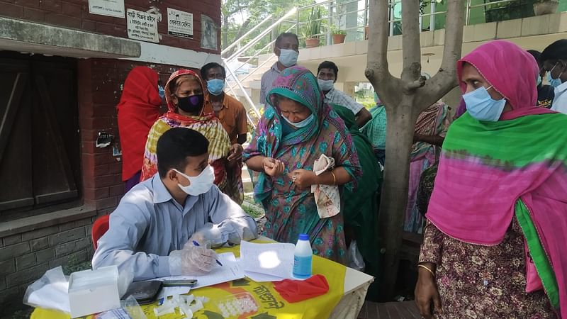 জেলা প্রশাসকের পক্ষ থেকে করোনা পরীক্ষার বুথের পাশে টিসিবির পণ্য বিক্রির নির্দেশ দেওয়া হয়েছে। মঙ্গলবার দুপুরে রাজশাহী নগরের শহীদ এ এইচ এম কামারুজ্জামান চত্বরে