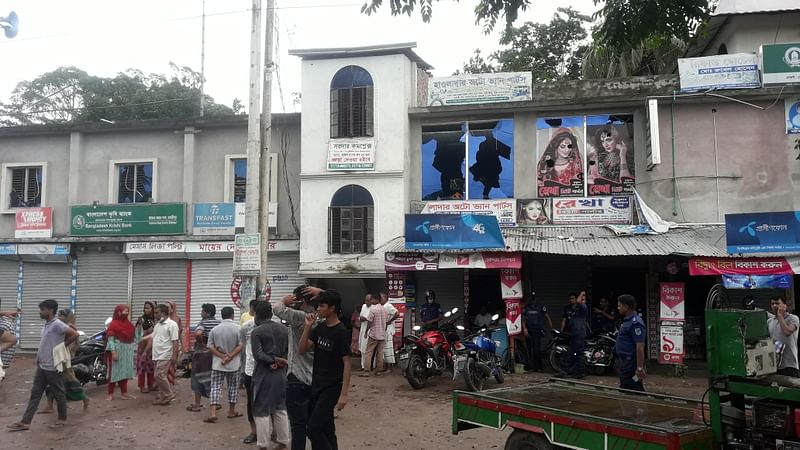 মাদারীপুরে সাংসদ ও আওয়ামী লীগ সভাপতির সমর্থকদের মধ্যে সংঘর্ষে দুটি ব্যাংকসহ বেশ কয়েকটি দোকান ভাঙচুর করা হয়। শনিবার দুপুরে সদর উপজেলার ঘটকচর এলকায়