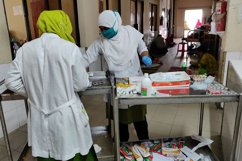 Nurses are working in the corona ward of Kushtia General Hospital. June 3 morning