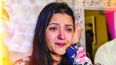 রোববার রাতে বনানীর নিজ বাসায় সাংবাদিকদের সঙ্গে কথা বলার সময় পরীমনি