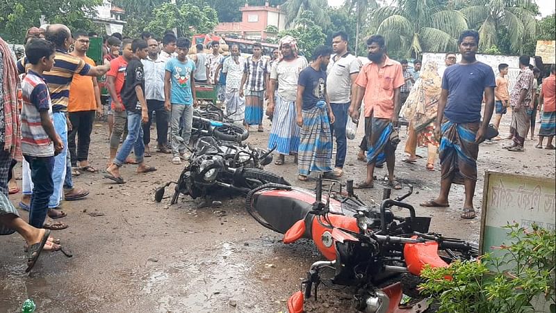 মাদারীপুরে সাংসদ ও আওয়ামী লীগ সভাপতির সমর্থকদের মধ্যে সংঘর্ষে অন্তত ১০টি মোরসাইকেল ভাঙচুর করা হয়। শনিবার দুপুরে সদর উপজেলার ঘটকচর এলকায়।