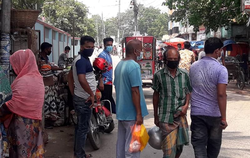People have come to the market to buy daily necessities. There is no social distance. On Saturday at noon in the old market of Chapainawabganj town around 12 noon