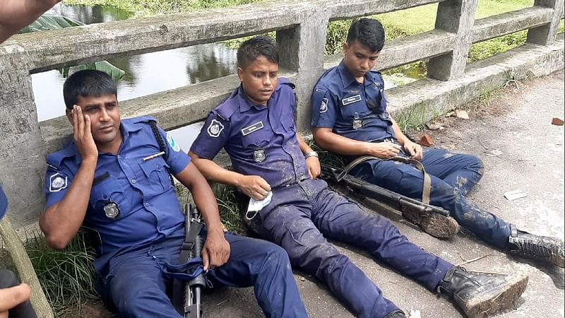 মাদারীপুরে সাংসদ ও জেলা আওয়ামী লীগ সভাপতির সমর্থকদের মধ্যে সংঘর্ষে তিন পুলিশসহ আহত হয়েছেন অন্তত ১৫ জন। শনিবার দুপুরে সদর উপজেলার কলাবাড়ি এলকায়