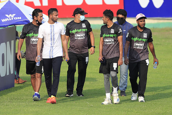 মোহামেডানের অধিনায়ক সাকিব আল হাসানের অনুশীলনে জৈব সুরক্ষাবলয় ভাঙার অভিযোগ উঠেছে।