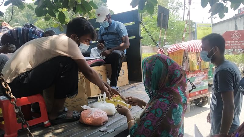 করোনার অ্যান্টিজেন পরীক্ষার পরেই মিলছে টিসিবির পণ্য। মঙ্গলবার দুপুরে রাজশাহী নগরের শহীদ এ এইচ এম কামারুজ্জামান চত্বরে