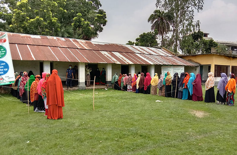 বগুড়ার দুপচাঁচিয়ার তালোড়া ইউপি নির্বাচনে নারী ভোটারের লাইন । দেবখন্ড রিয়াজুল ইসলাম উচ্চ বিদ্যালয় , দুপচাঁচিয়া , বগুড়া , ২১ জুন । ছবি: প্রথম আলো 
