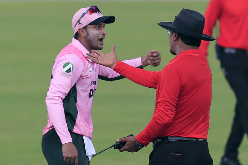 আম্পায়ারের সিদ্ধান্তের বিরুদ্ধে অশোভন প্রতিবাদ জানান সাকিব।