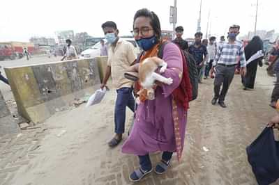 পোষা বিড়ালকে সঙ্গে নিয়ে ঢাকা ছাড়ছেন এই নারী।