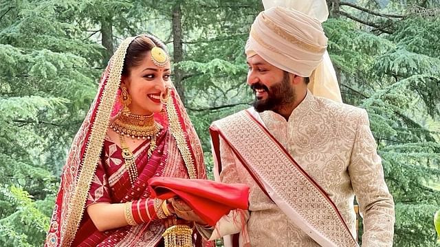 ইয়ামি গৌতম বিয়েতে সেজেছিলেন লাল রঙের শাড়িতে। তবে তার মাথায় যে ওড়নাটা ছিল, সেটি তাঁর নানির দেওয়া। শুধু তা-ই নয়, নাকে নানির দেওয়া নথও পরেছিলেন।