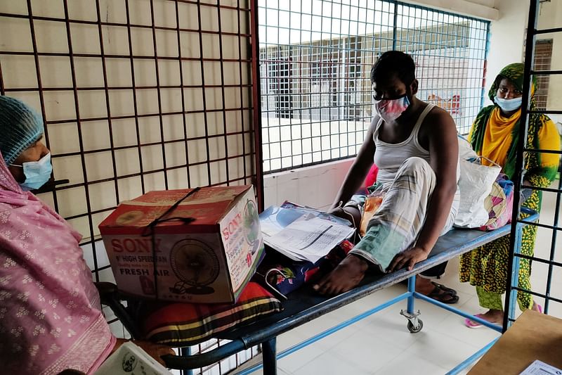 A patient infected with corona is entering the corona ward. June 3 at Kushtia General Hospital