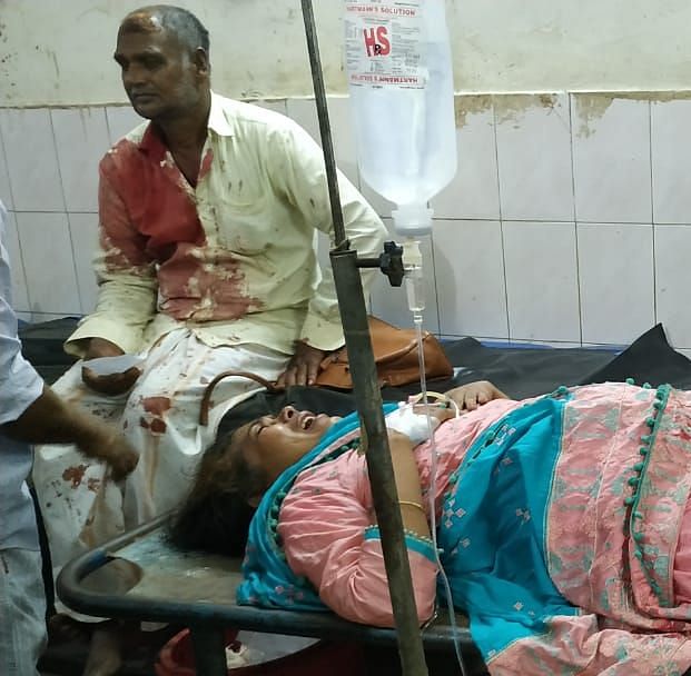 নরসিংদীর পাঁচদোনায় ট্রাকের সঙ্গে সংঘর্ষে চার জন নিহত ও সাত জন আহত হয়েছেন। আহতদের মধ্যে কয়েজন নরসিংদী সদর হাসপাতালে চিকিৎসাধীন। নরসিংদী সদর হাসপাতাল, ১৯ জুন দিবাগত রাত।