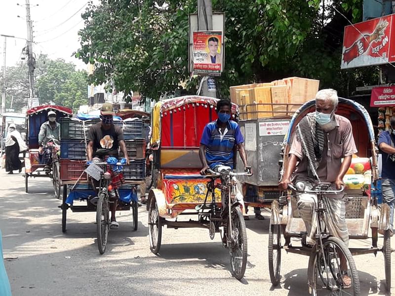 Despite the ongoing lockdown, the movement of rickshaws and autorickshaws on the city roads has increased. In the old market of Chapainawabganj town. Saturday at 12 noon