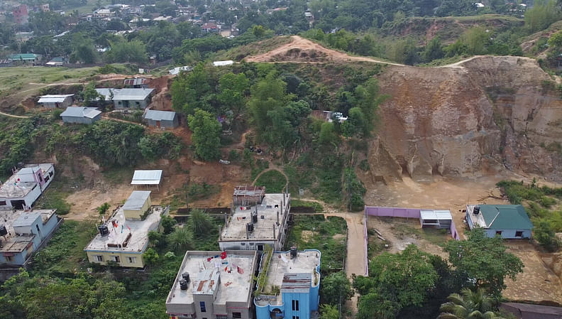 সিলেটের আখালিয়ায় টিলায় চূড়ায় তৈরি করা হয়েছে বসতি
