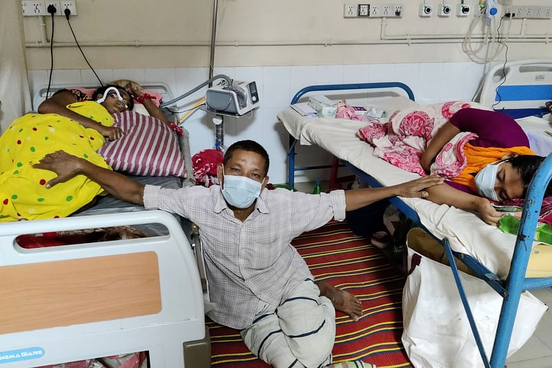 Father Abdul Barik is sitting in the middle of the bed of his two daughters and waiting for them to recover. Kushtia General Hospital on the morning of June 3. Photo: Touhidi Hasan