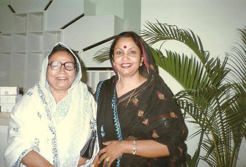 মা লুৎফুন্নেসা আব্বাসের সঙ্গে মেয়ে ফেরদৌসী রহমান