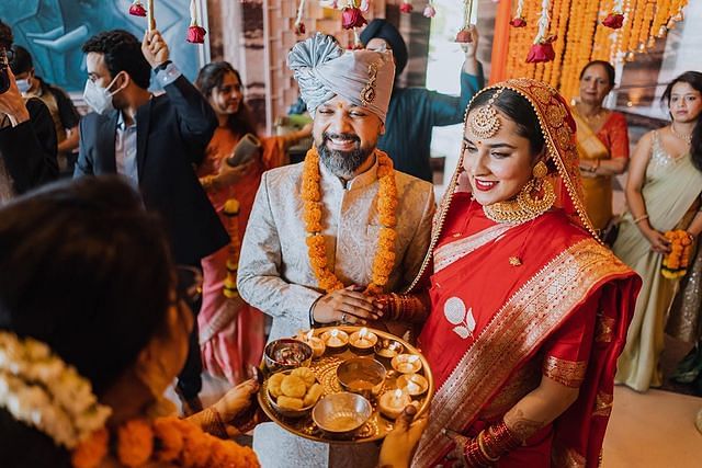 অনেককেই আমন্ত্রণ জানাতে পারেননি বলে দুঃখ প্রকাশ করেছেন অঙ্গিরা ও আনন্দ। ছবি: ইনস্টাগ্রাম