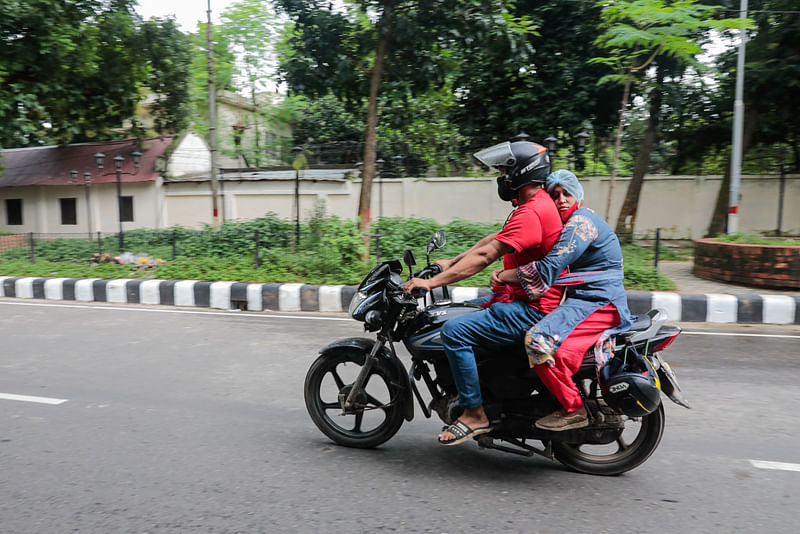 স্ত্রী নিয়ে রওনা হলেন মহাখালীর উদ্দেশে