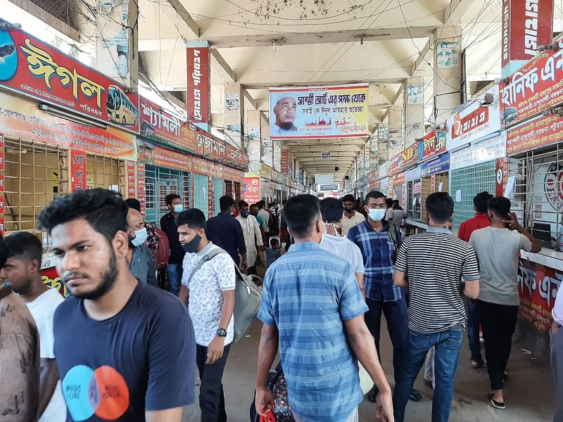 গাবতলী বাস টার্মিনালের কাউন্টারগুলোতে আজ যাত্রীদের চাপ রয়েছে।