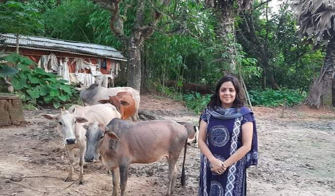 পাঁচ বছর ধরে শুদ্ধ কৃষির উদ্যোক্তা কাকলী খান ঈদে কোরবানির জন্য গরু-ছাগল বিক্রি করছেন।