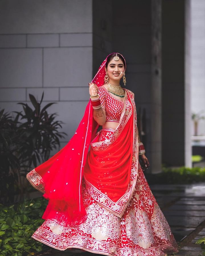 লাল লেহেঙ্গা ও কুন্দনের গয়নায় বউ সেজেছিলেন দিশা পারমার। লেহেঙ্গার ডিজাইন করেছেন সন্দ্বীপ খোসলা
