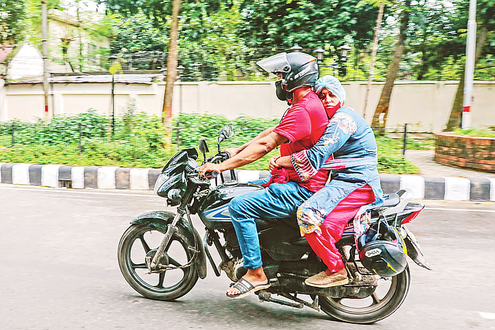 দুই হাসপাতালে শয্যা না পেয়ে করোনায় আক্রান্ত স্ত্রী নাসরিনকে নিয়ে আরেক হাসপাতালের পথে স্বামী আবদুর জাহেদ। গতকাল রাজধানীর ইস্কাটন গার্ডেন রোডে।