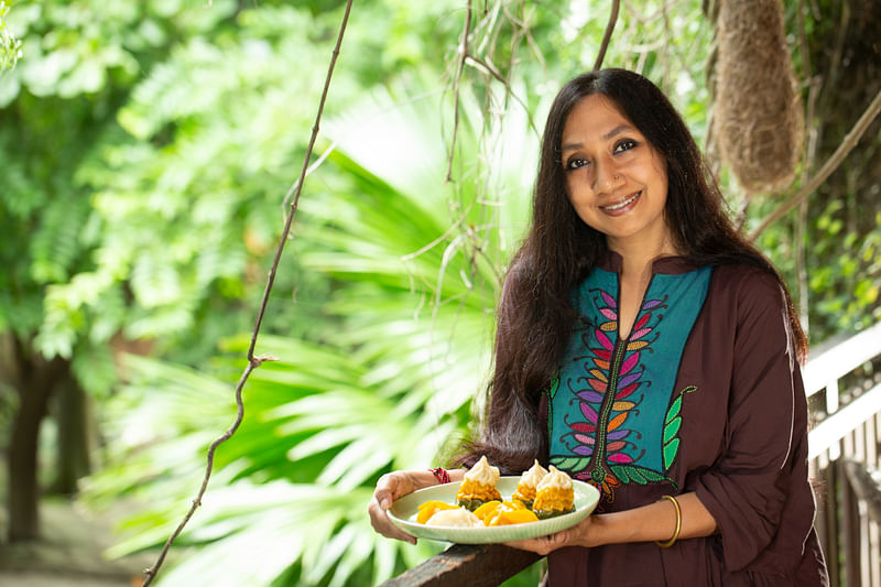 ডিজাইনার ইশরাত জাহান রঙিন মোমো বানালেন প্রাকৃতিক সব উপাদান দিয়ে।