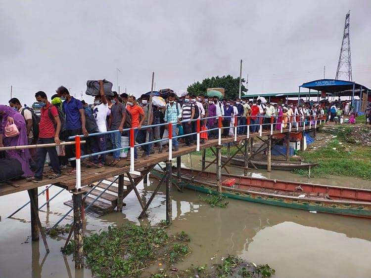 মুন্সিগঞ্জের লৌহজং উপজেলার শিমুলিয়া লঞ্চঘাটে ঘরমুখী মানুষের ভিড়। গ্যাংওয়ে ছিল যাত্রীতে পূর্ণ। সোমবার সকাল সোয়া ১০টার দিকে
