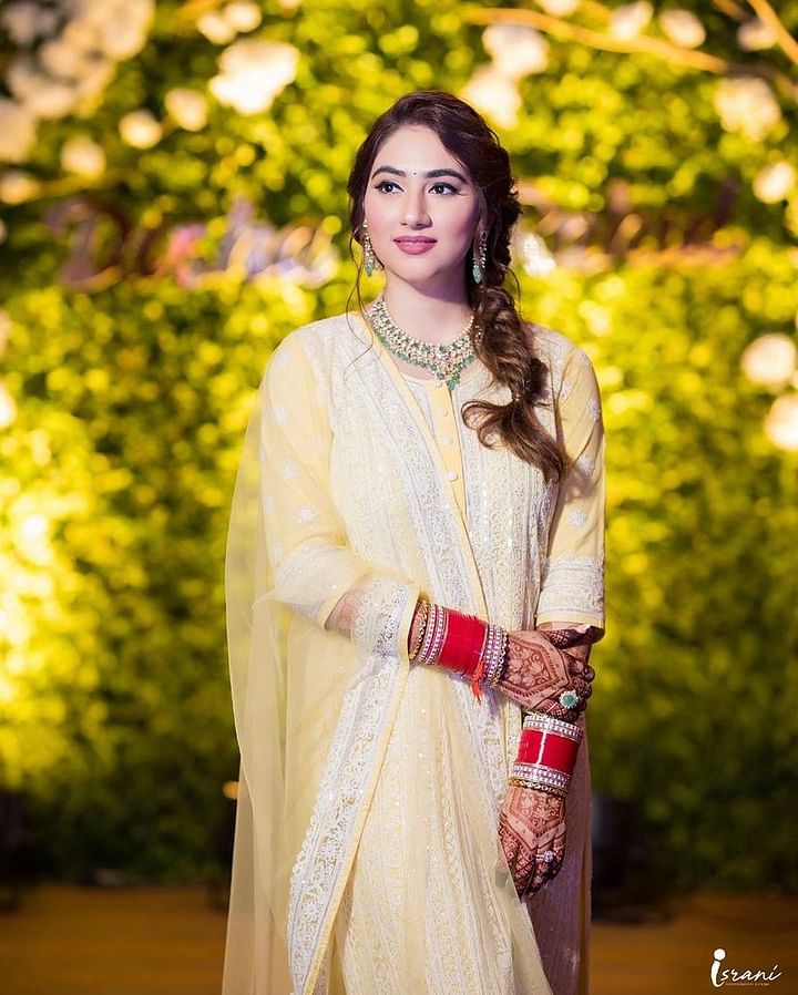 বউভাতে দিশা চেয়েছিলেন তাঁকে যেন চলমান নরম সূর্যরশ্মির মতো দেখতে লাগে। তাই সন্দ্বীপ খোসলা হালকা হলুদের ওপর ছোট ছোট পাথর বসিয়ে তৈরি করেছেন এই সালোয়ার–কামিজ