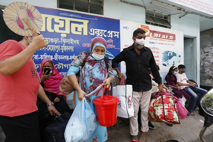 গরমে বাসের জন্য ঘণ্টার পর ঘণ্টা অপেক্ষা করতে হচ্ছে যাত্রীদের।