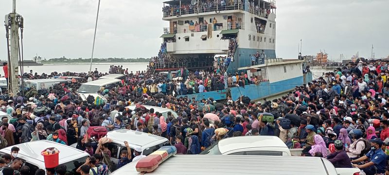 মানুষের ভিড়ে কানায় কানায় ভর্তি ফেরি। শনিবার দুপুরে মাদারীপুরের বাংলাবাজার ফেরিঘাটে