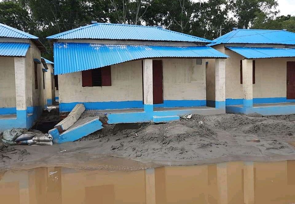 গজারিয়ায় বৃষ্টির পানিতেই ভাঙছে উপহারের ঘর | প্রথম আলো