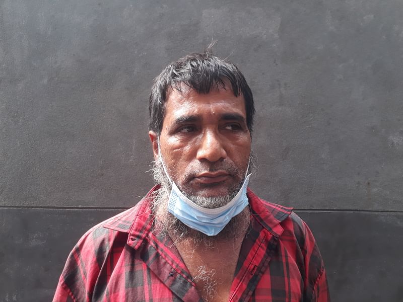 চা বিক্রেতা আবুল হোসেন ১০০ টাকা জরিমানা দিয়ে ছাড়া পান।