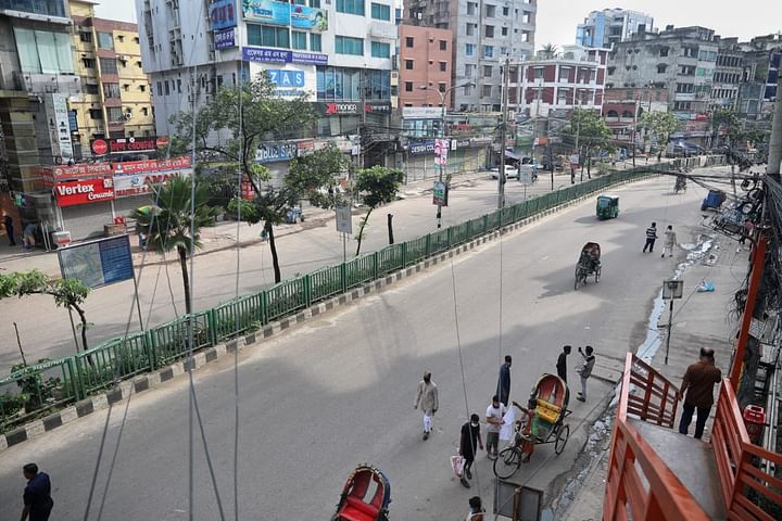 ঈদের দিন বিকেলে সড়কের চিত্র। বাংলামোটর, ঢাকা, ২১ জুলাই। 