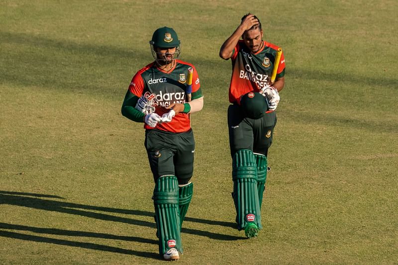 দলকে জিতিয়ে মাঠ ছাড়ছেন নুরুল হাসান (বাঁয়ে) ও মোহাম্মদ নাঈম।